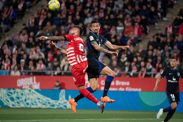 Taty Castellanos y Stefan Savic saltan a por un balón sin dueño.