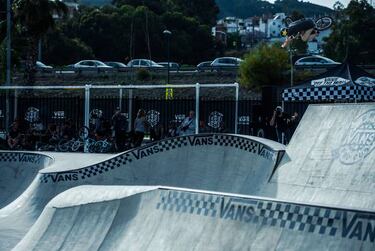 Un alcalde español de 74 años prueba el BMX... ¡y se cayó!