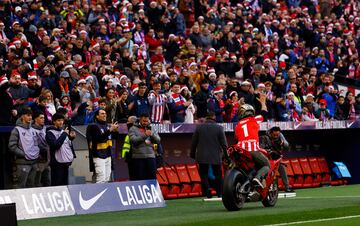 La alegría de Jorge Martín durante su homenaje en el Metropolitano