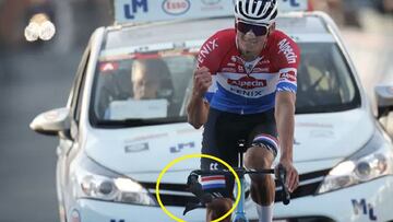 Van der Poel ayuda con el manillar roto a que gane Merlier