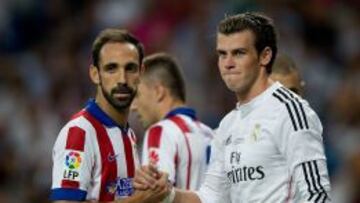 RIVALIDAD. Bale y Juanfran se saludan durante el partido.