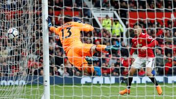 David Ospina no puede hacer nada ante el remate de cabeza de Fellaini que le dio el triunfo al United ante el Arsenal.