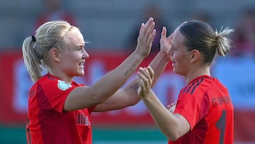 Harder y Bühl, celebrando un gol del Bayern en la temporada 2024-25.