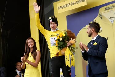 Tadej Pogacar celebra en el podio su liderato en la clasificación general del Tour de Francia 2025.