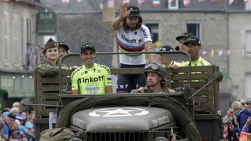 Peter Sagan saluda y Alberto Contador saca su mejor sonrisa durante la presentación del Tour en camiones militares.