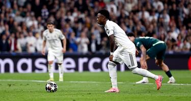 Vinicius desde los once metros, realiza un salto, golpea con la derecha y Gianluigi Donnaruma adivina el lanzamiento.