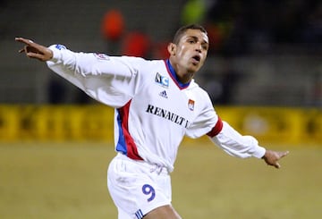 Fichó por el Olympique de Lyon la temporada 1999-00 dejando 19 millones de euros en las arcas del FC Barcelona.