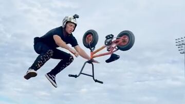 Nitro Williams a punto de coger con las manos de nuevo la bici al tirar un Bike Flip con una mini BMX durante la gira de Nitro Circus.