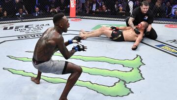 Israel Adesanya festeja su victoria sobre Robert Whittaker en el UFC 243.