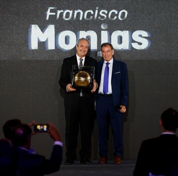 Antonio Torres entrega el galardón del Hall of Fame a Francisco Monjas.
