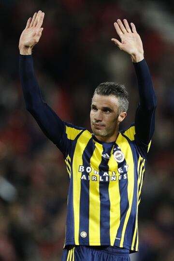 Trayectoria: Feyenoord de R¨®terdam, Arsenal FC, Manchester United FC y Fenerbah?e SK.
