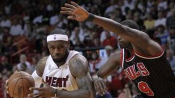 LeBron James ante Luol Deng.