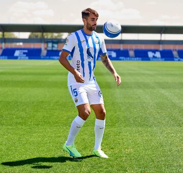 Josema da toques a un balón ya vestido con la camiseta del Leganés. 