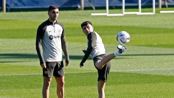 Pedri y Ferran en un entrenamiento con el Barcelona.