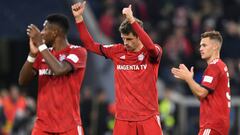 Jugadores del Bayern de Munich aplauden tras el partido.