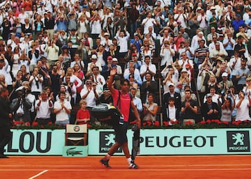 Rafa Nadal sólo ha perdido dos partidos en Roland Garros. Uno en 2015 frente a Djokovic en cuartos... y otro seis antes ante el sueco Robin Soderling. El balear ya por entonces parecía invencible en tierra y llegaba con cuatro títulos consecutivos en París, pero  el pupilo de Magnus Norman (ex número dos) sacó su mejor juego y se llevó el partido en cuatro sets en cuartos de final. El sueco llegó luego hasta la final donde fue vencido por Roger Federer. Años después, Tsonga y Monfils aseguraron que ese día Nadal tenía unas fuertes anginas y que esa fue la causa de la derrota, algo que nunca ha confirmado el español.