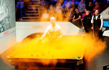 La partida de snooker entre Robert Milkins y Joe Perry se vio interrumpida por un activista de Just Stop Oil, que saltó sobre la mesa y arrojó polvo naranja como medida de protesta en el Crucible Theatre. El acto reivindicativo tuvo lugar durante el tercer día de competición del Campeonato Mundial, que se celebra en Sheffield (Inglaterra).