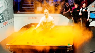 La partida de snooker entre Robert Milkins y Joe Perry se vio interrumpida por un activista de Just Stop Oil, que saltó sobre la mesa y arrojó polvo naranja como medida de protesta en el Crucible Theatre. El acto reivindicativo tuvo lugar durante el tercer día de competición del Campeonato Mundial, que se celebra en Sheffield (Inglaterra).