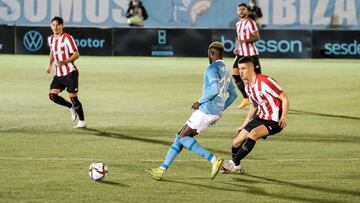 IBIZA, 21/01/2021.- El centrocampista ghanés del Ibiza Kwasi Sibo (c) disputa un balón ante el centrocampista del Athletic Club Oihan Sancet (d) durante el encuentro de dieciseisavos de final de la Copa del Rey entre el UD Ibiza y el Athleti