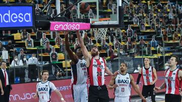 Yankuba Sima y Regimantas Miniotas luchan por un bal&oacute;n durante el Retabet Bilbao-Baxi Manresa.