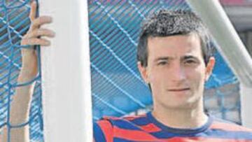 <b>MOLESTIAS. </b>Joseba Llorente está jugando tocado y prefiere pasar por el quirófano.