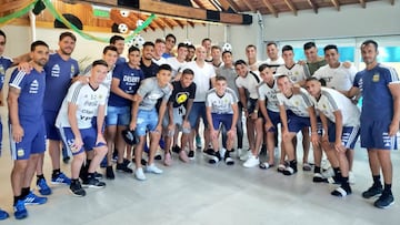 Cambiasso visitó a los pibes