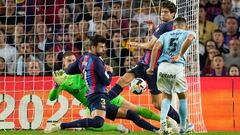 El centrocampista del Celta Óscar Rodríguez dispara a puerta durante el partido de la jornada 8 de Liga en Primera División que FC Barcelona y Celta de Vigo disputan hoy domingo en el Camp Nou, en Barcelona.