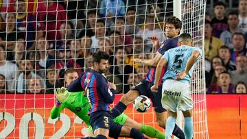 El centrocampista del Celta ?scar Rodr¨ªguez dispara a puerta durante el partido de la jornada 8 de Liga en Primera Divisi¨®n que FC Barcelona y Celta de Vigo disputan hoy domingo en el Camp Nou, en Barcelona.