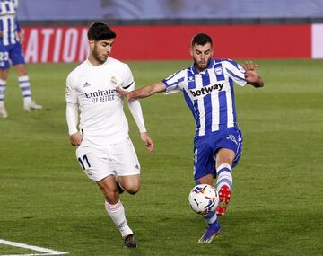 Sólo una temporada en el filial madridista. Se marchó al Celta "B" dónde ganó experiencia con un centenar de partidos en dos temporadas y media. Marbella y Almería fueron sus siguientes destinos, pero se afianzó en el Deportivo Alavés desde la temporada 2019-20.