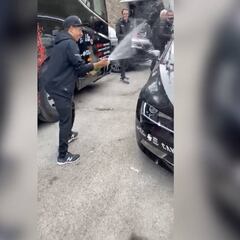 Nairo festeja con champaña su victoria en la París-Niza