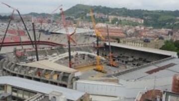 ESPECTACULAR MANIOBRA. Las cuatro grúas elevaron el arco y lo depositaron sobre el césped.