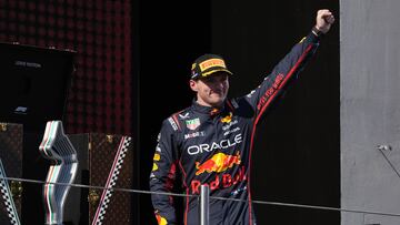 Verstappen en el podio de Ímola.