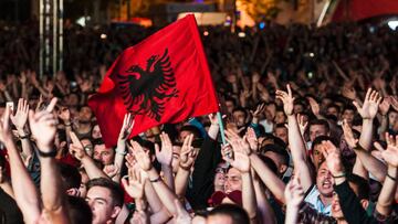 Aficionados albaneses animando a su selecci&oacute;n durante la Eurocopa 2016.