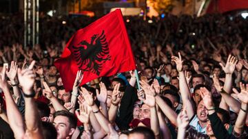 Aficionados albaneses animando a su selección durante la Eurocopa 2016.