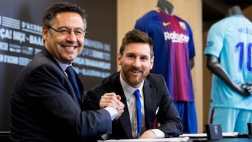 Josep Maria Bartomeu, con Messi en su &uacute;ltima renovaci&oacute;n.