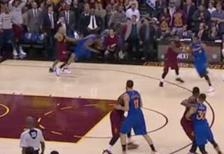 La jugada de la polémica: ¿Hubo falta a Kevin Durant?