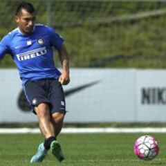 Inter declara 'intocable' a Medel ante el interés de Sevilla