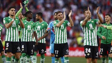 Los jugadores del Betis aplauden a sus aficionados.