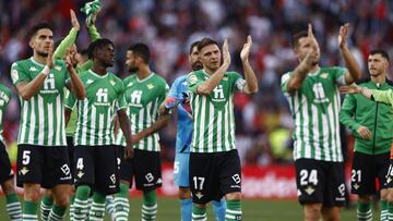 Los jugadores del Betis aplauden a sus aficionados. 