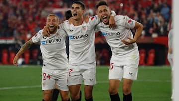 Los jugadores del Sevilla celebran la victoria y la clasificación para la final de la Europa League. En la imagen, Papu Gómez, Erik Lamela y Lucas Ocampos.