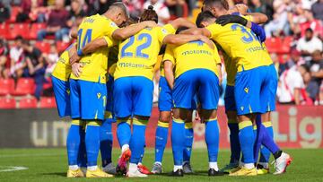 MADRID, SPAIN - OCTOBER 22: Players of Cadiz CF huddle prior to the LaLiga Santander match between Rayo Vallecano and Cadiz CF at Campo de Futbol de Vallecas on October 22, 2022 in Madrid, Spain. (Photo by Angel Martinez/Getty Images)