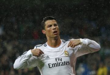 Cristiano Ronaldo del Real Madrid celebra su gol ante el Rayo Vallecano durante su partido de fútbol español de Primera División en el estadio Santiago Bernabéu.