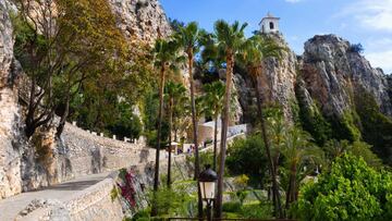 El interior de Alicante tiene muchos tesoros que enseñarnos. Uno de ellos es uno de los pueblos más bonitos de España, El Castell de Guadalest. Se encuentra en lo alto de un peñasco y sus casas están perfectamente encajadas en la roca. Desde este precioso pueblo se pueden contemplar unas magníficas vistas de las sierras de Xortà, Serrella y Aitana.