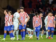 Los jugadores del Atlético de Madrid, al término de su partido ante el Betis en el Metropolitano.