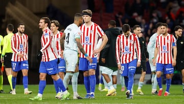 Los jugadores del Atlético de Madrid, al término de su partido ante el Betis en el Metropolitano.