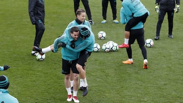 Los jugadores del Real Madrid, durante el entrenamiento de este viernes.