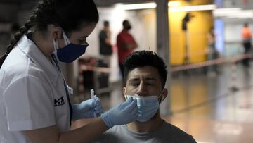 Archivo - Una sanitaria realiza un test de ant&iacute;genos a un hombre, en un dispositivo de realizaci&oacute;n de test de ant&iacute;genos en el intercambiador de Plaza de Castilla, a 2 de julio de 2021, en Madrid (Espa&ntilde;a).