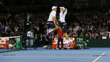 Bob Bryan y Mike Bryan celebran su victoria durante un partido de dobles con el equipo de Estados Unidos en la Copa Davis.