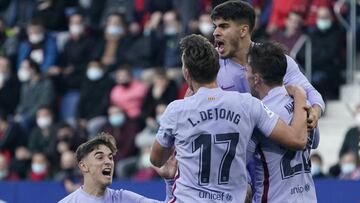 Soccer Football - LaLiga - Osasuna v FC Barcelona - El Sadar Stadium, Pamplona, Spain - December 12, 2021 FC Barcelona&#039;s Nico Gonzalez celebrates scoring their first goal with teammates REUTERS/Vincent West