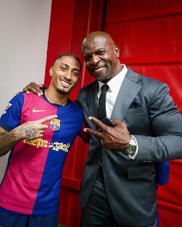 Terry Crews posa junto al jugador brasileño del Barcelona, Raphinha.